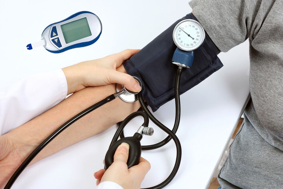Mesure de la pression artérielle pour l'hypertension. 